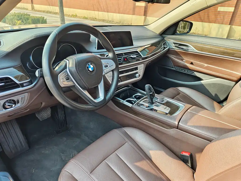 BMW 7 Series 2018 — фото 21
