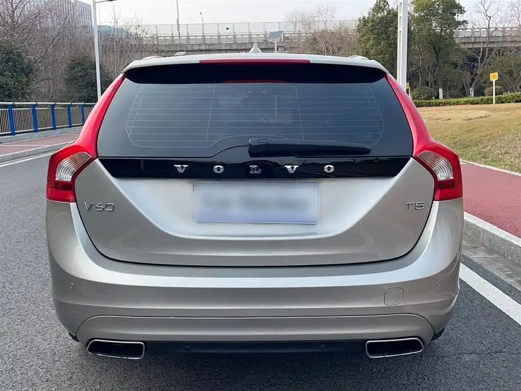 Volvo V60 2015 — фото 13