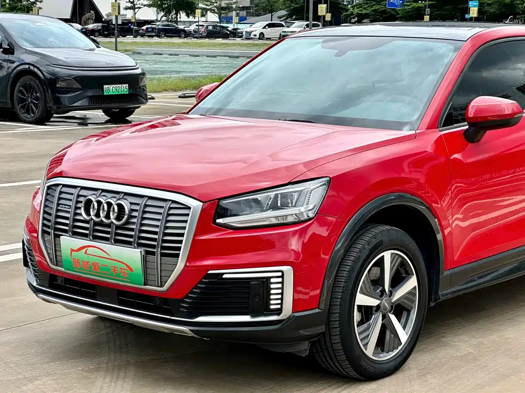 Audi Q2L e-tron 2021 — фото 8