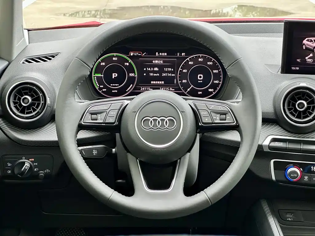 Audi Q2L e-tron 2021 — фото 13
