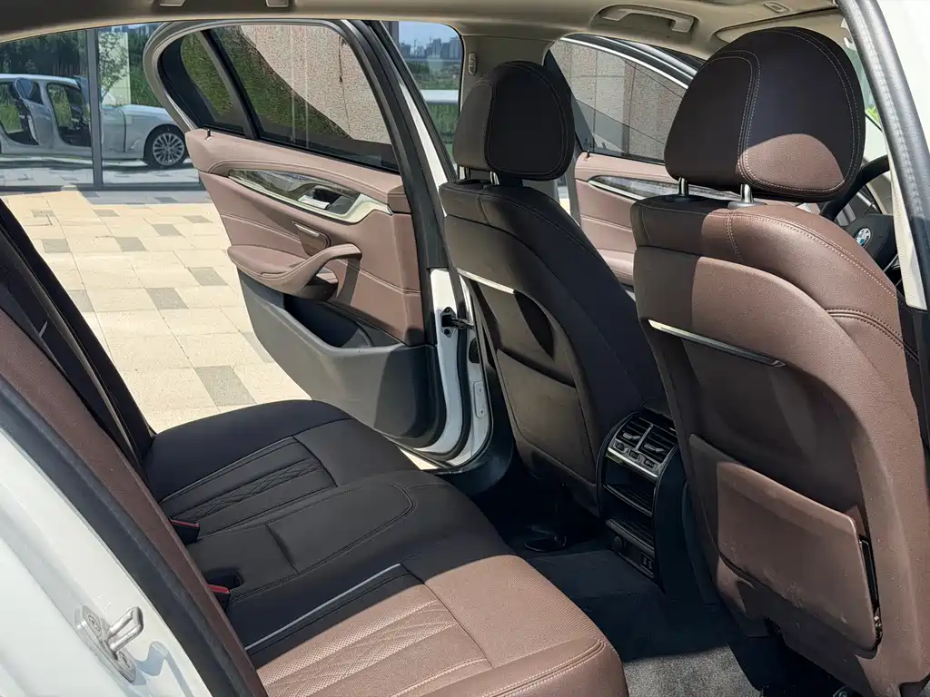 BMW 5 Series 2021 — фото 14