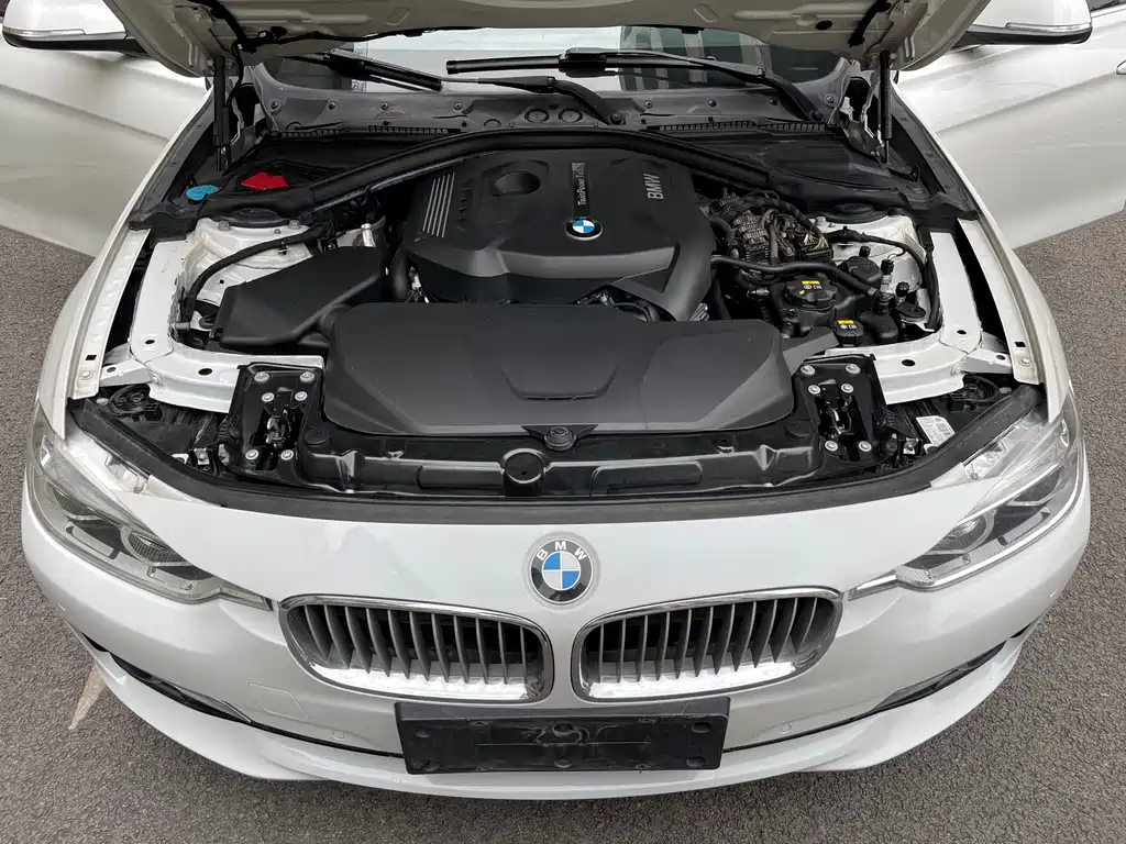 BMW 3 Series 2018 — фото 10