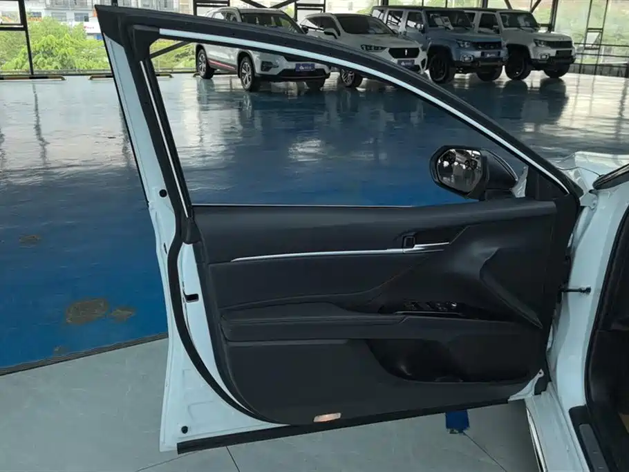 Toyota Camry 2023 — фото 7