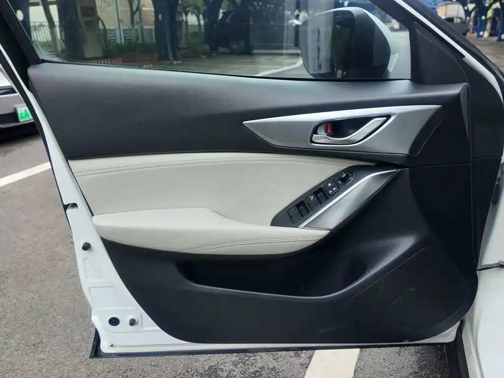 Mazda CX-4 2017 — фото 10