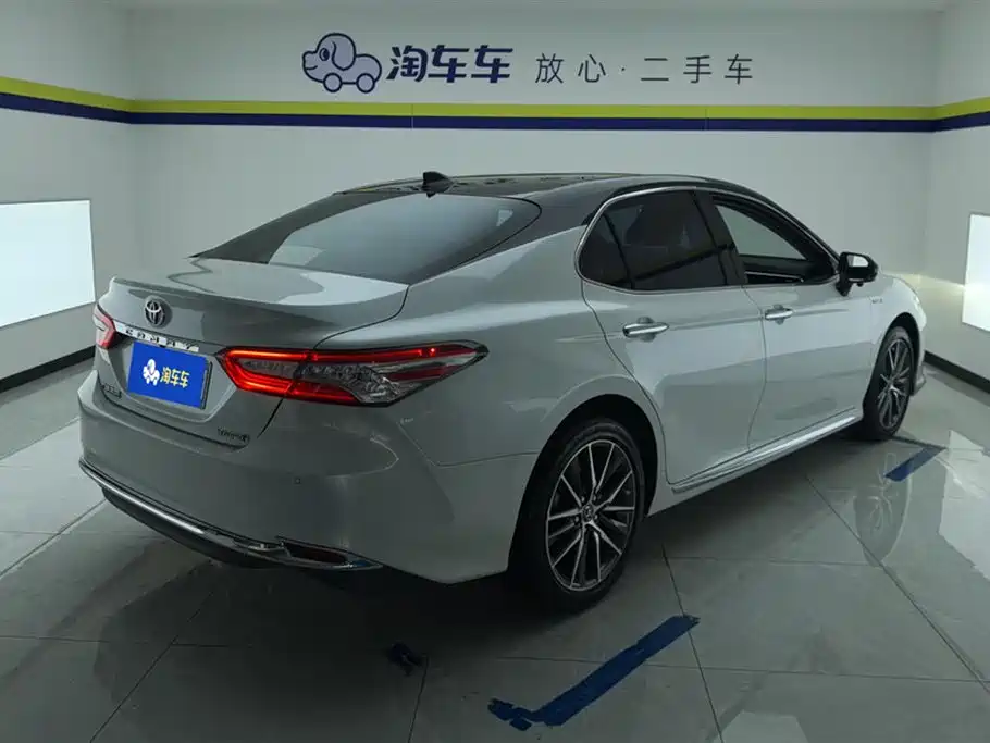 Toyota Camry 2023 — фото 3