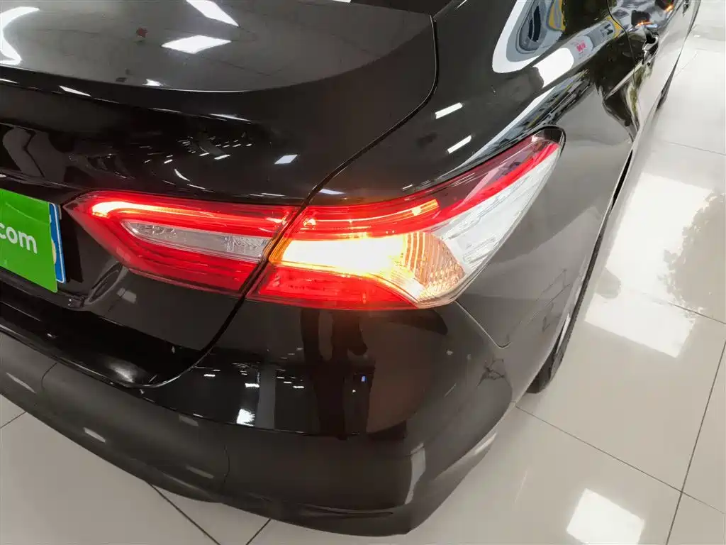 Toyota Camry 2018 — фото 25