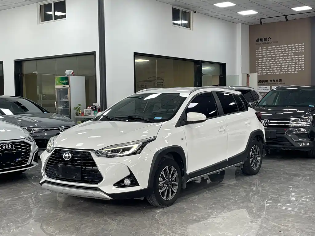 Toyota Yaris L 2022 — фото 1