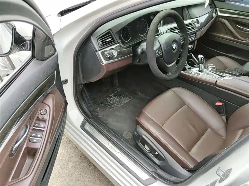 BMW 5 Series 2017 — фото 16