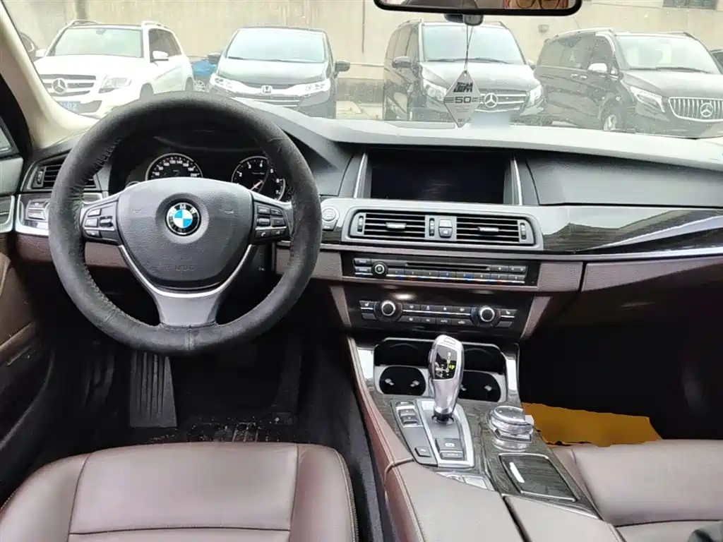 BMW 5 Series 2017 — фото 10