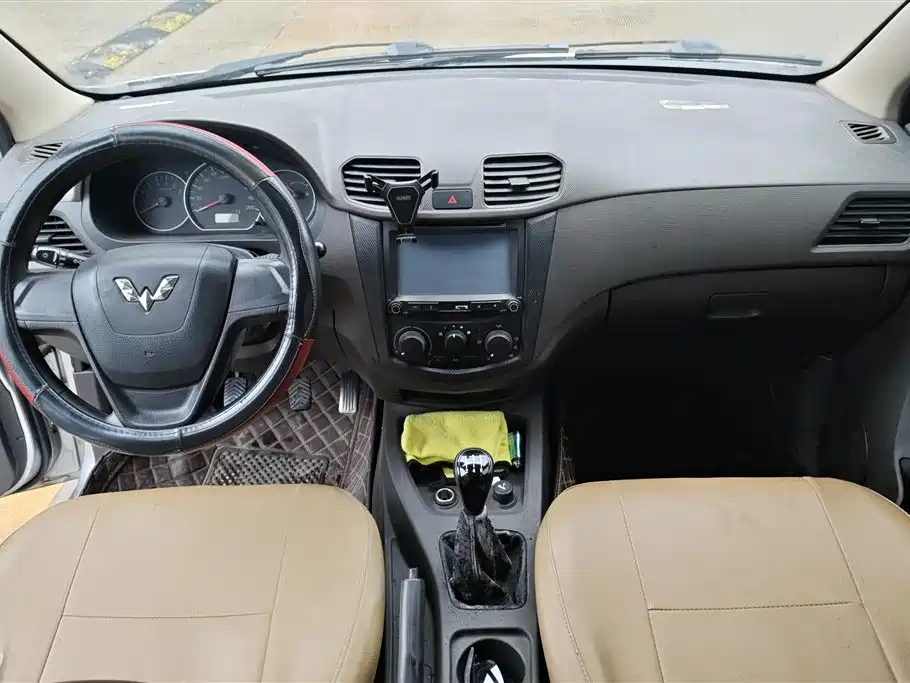 Wuling Hongguang 2015 — фото 12