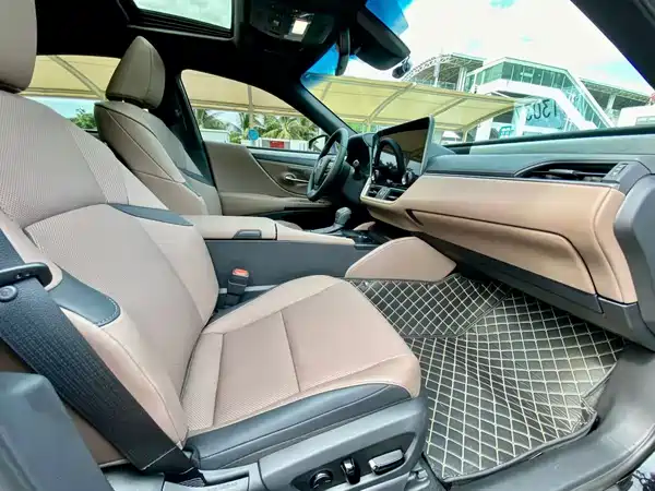 Lexus ES 2025