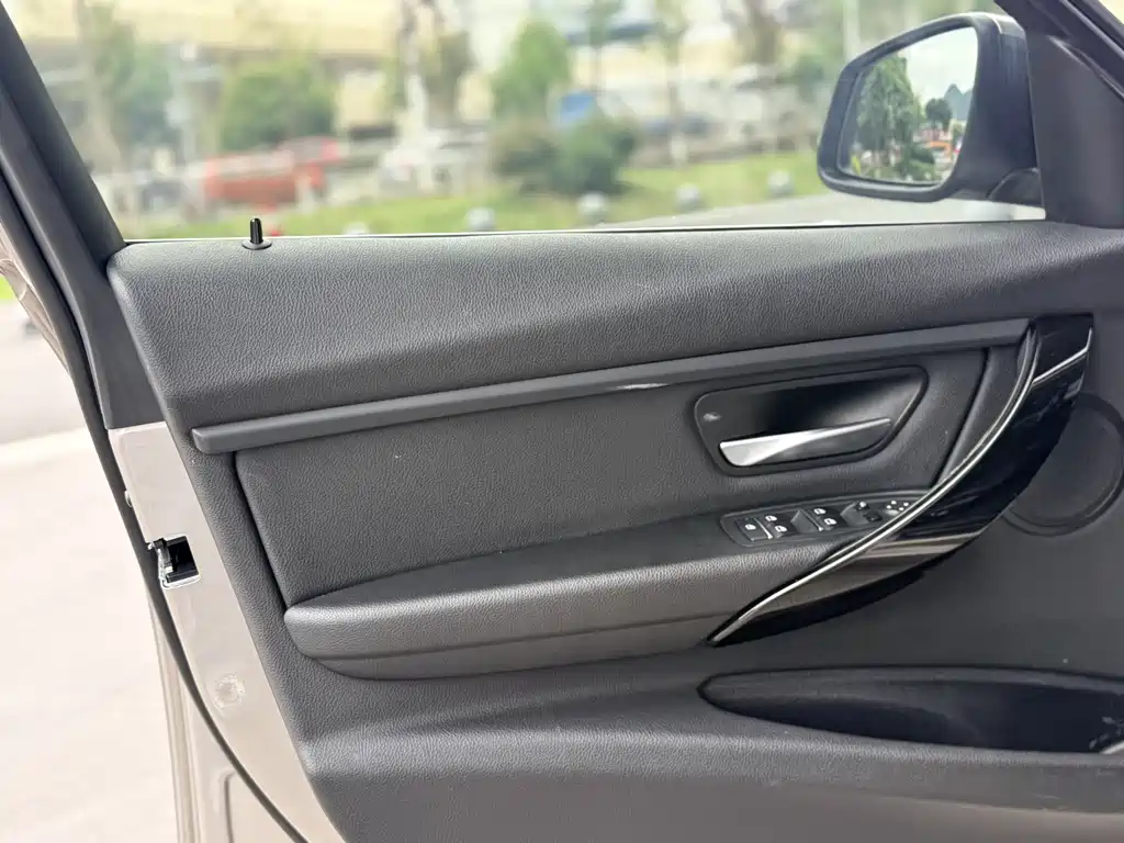 BMW 3 Series 2018 — фото 16