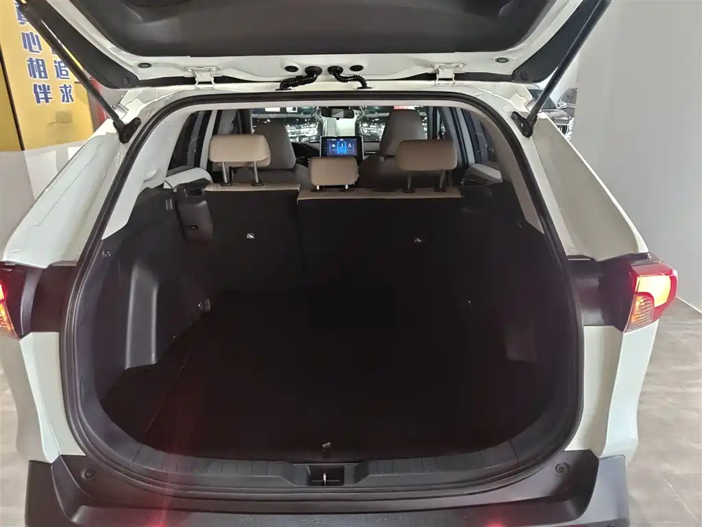 Toyota RAV4 2020 — фото 19
