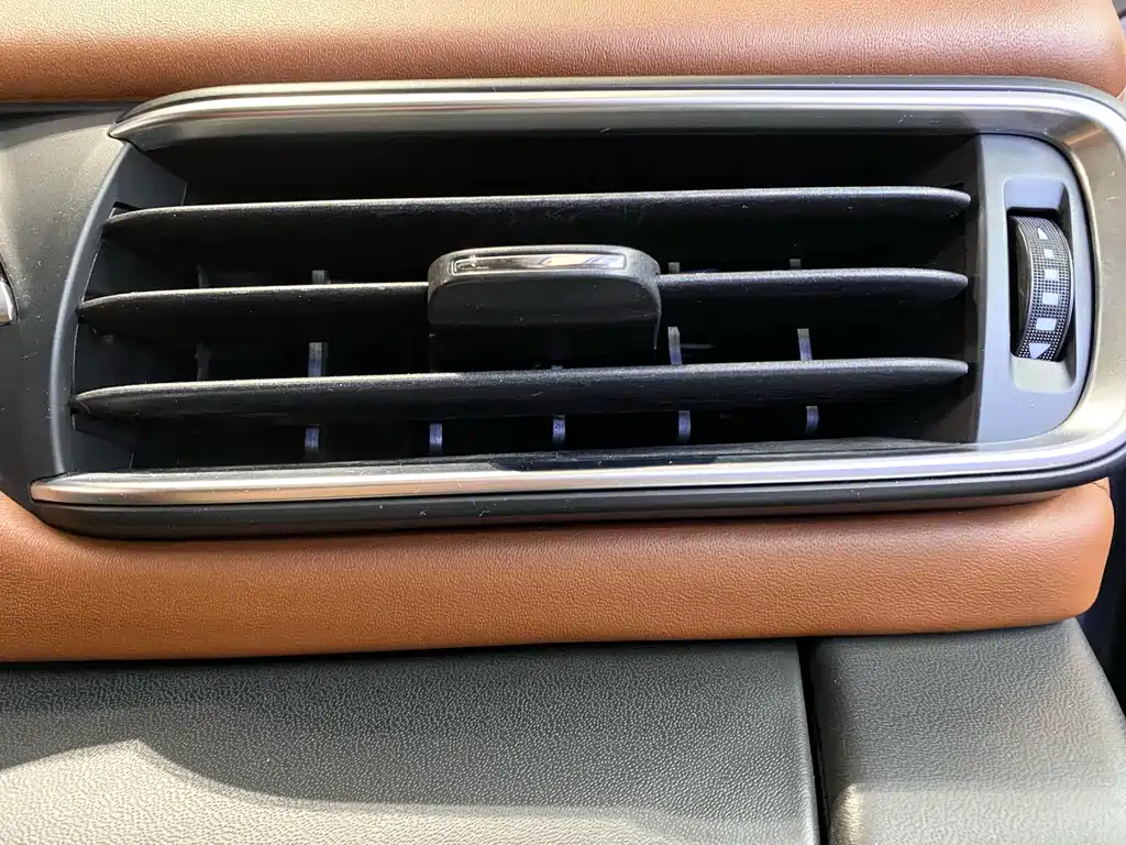 Maserati Levante 2017 — фото 40