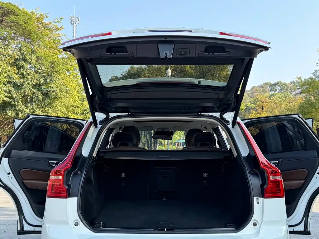 Volvo XC60 2019 — фото 16