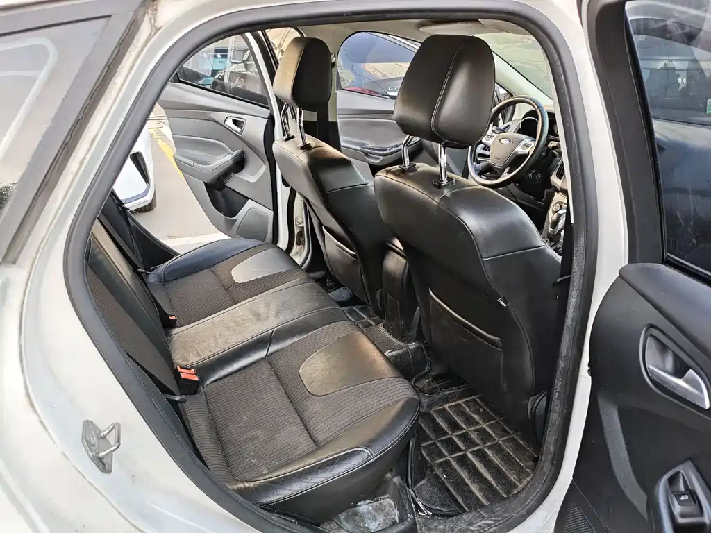 Ford Focus 2014 — фото 10