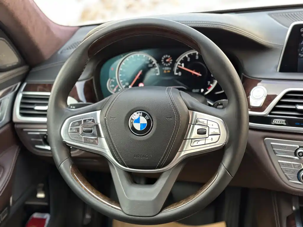 BMW 7 Series 2018 — фото 13