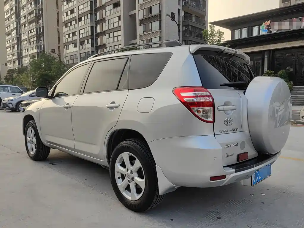 Toyota RAV4 2012 — фото 12