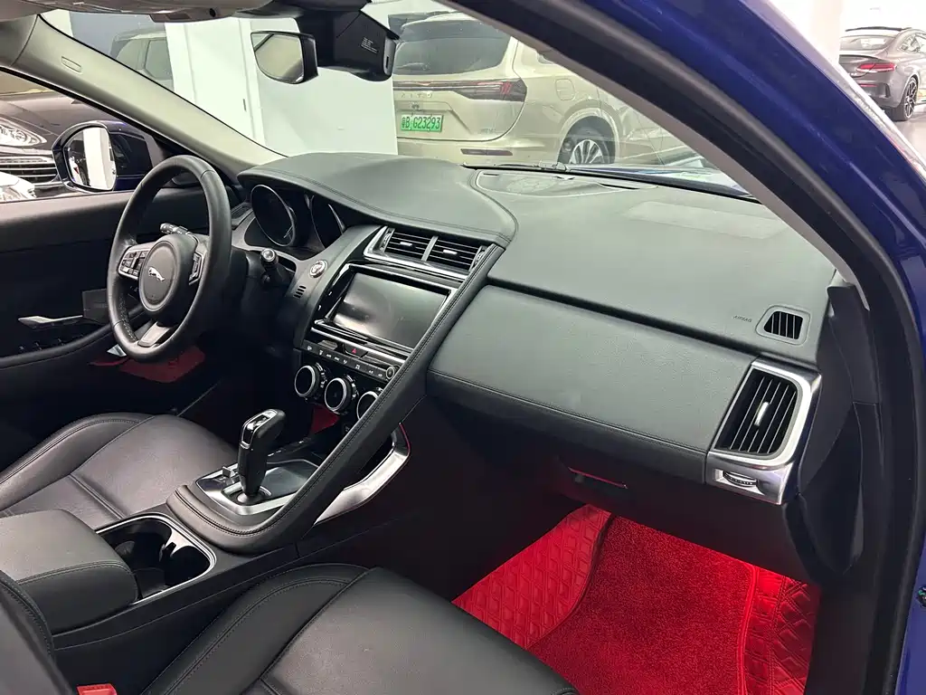Jaguar E-PACE 2021 — фото 10