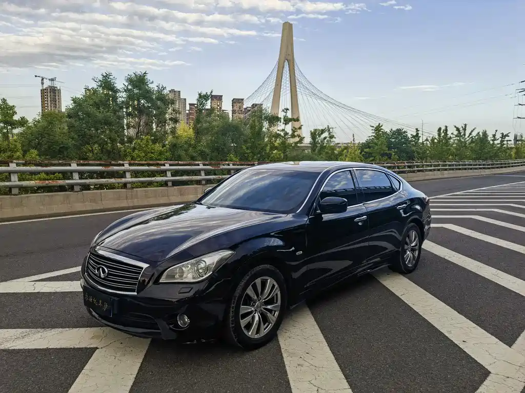 Infiniti Q70 2014