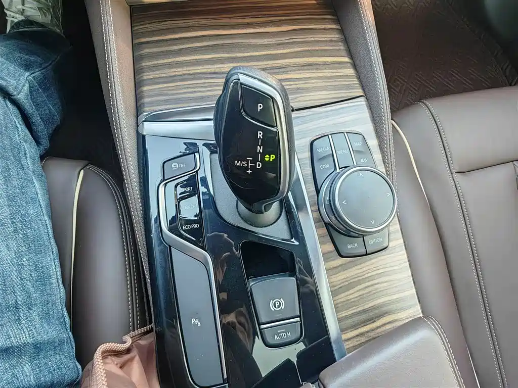 BMW 5 Series 2019 — фото 17