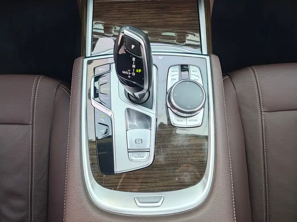 BMW 7 Series 2017 — фото 10