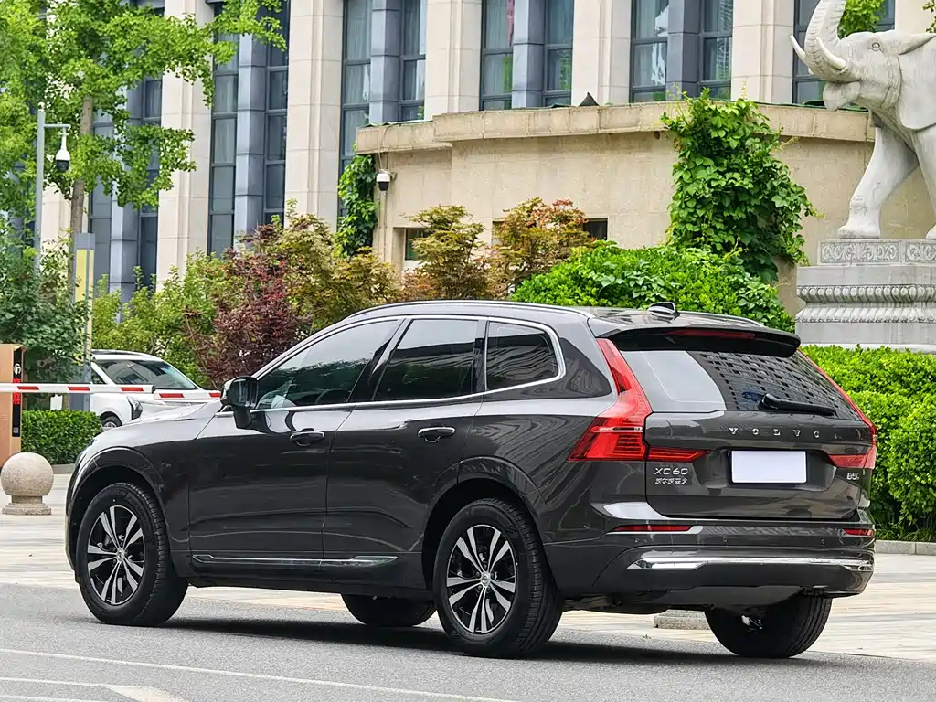 Volvo XC60 2022 — фото 3