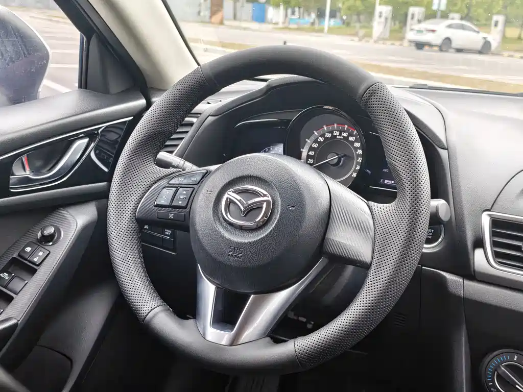 Mazda 3 Axela 2016 — фото 10