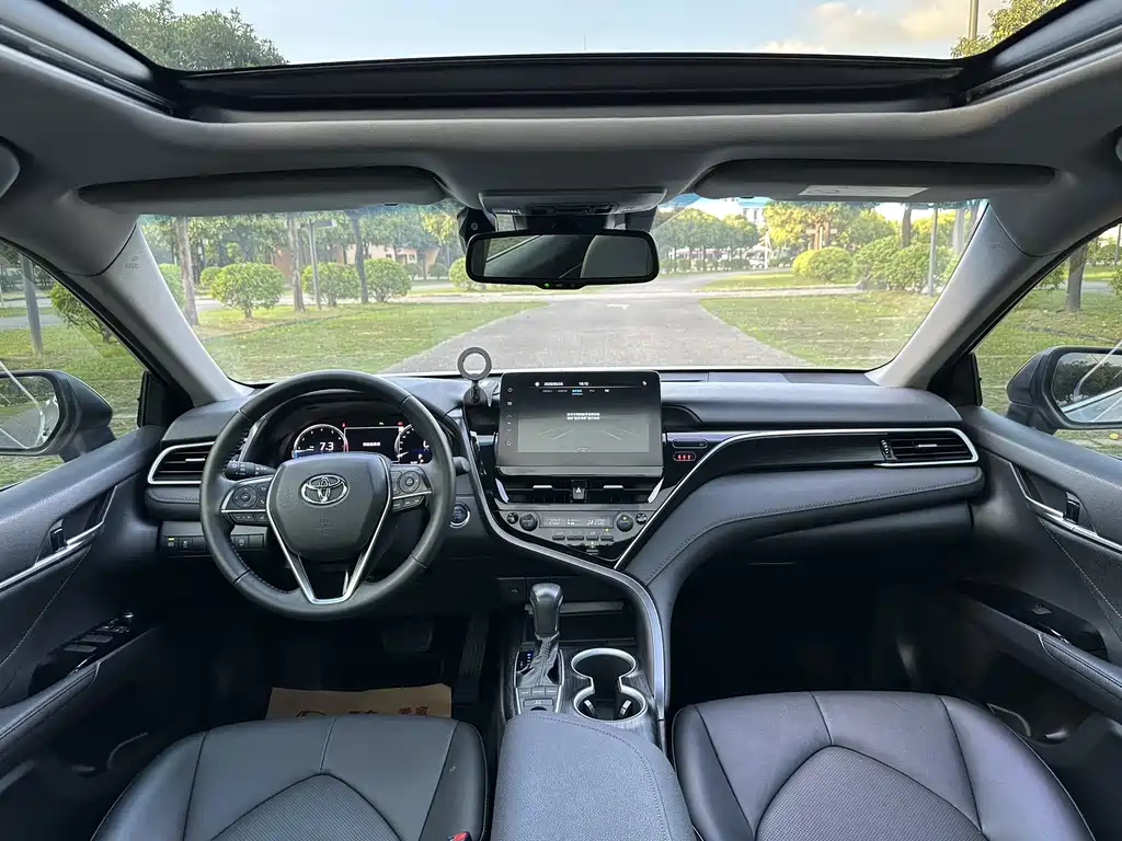 Toyota Camry 2023 — фото 4