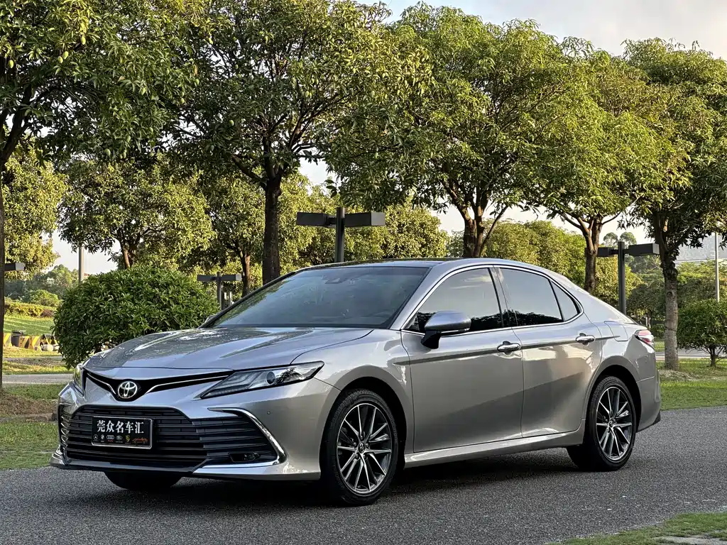 Toyota Camry 2023 — фото 1
