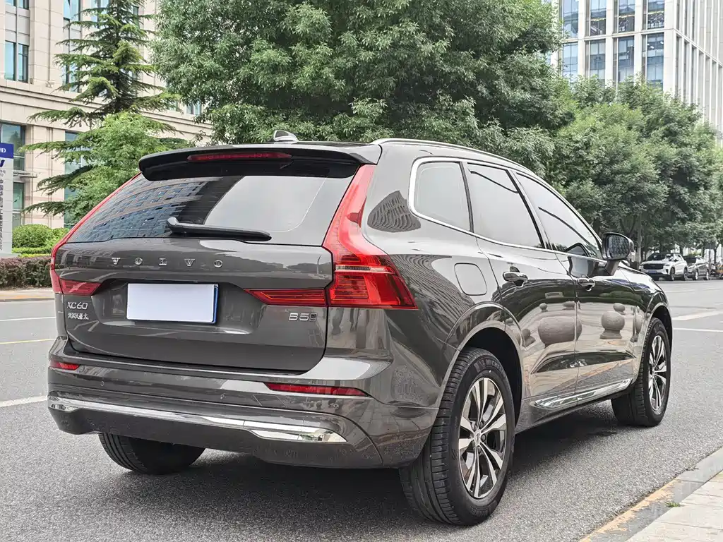 Volvo XC60 2022 — фото 6