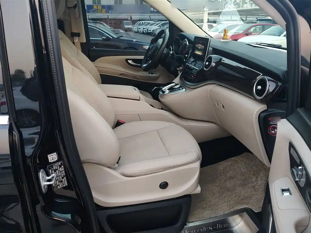 Mercedes-Benz V-Class 2019 — фото 25