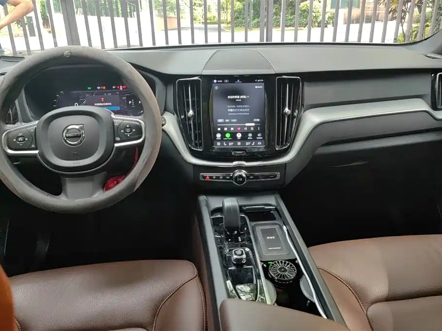 Volvo XC60 2022 — фото 12
