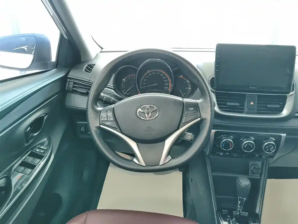 Toyota Yaris L 2022 — фото 11