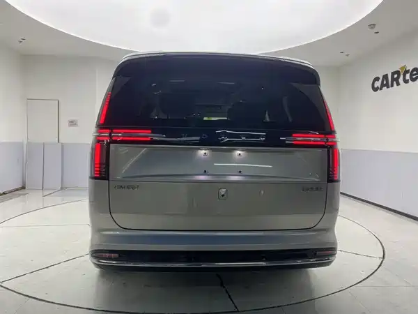 Volvo EM90 2025