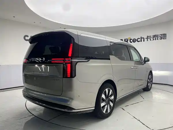 Volvo EM90 2025