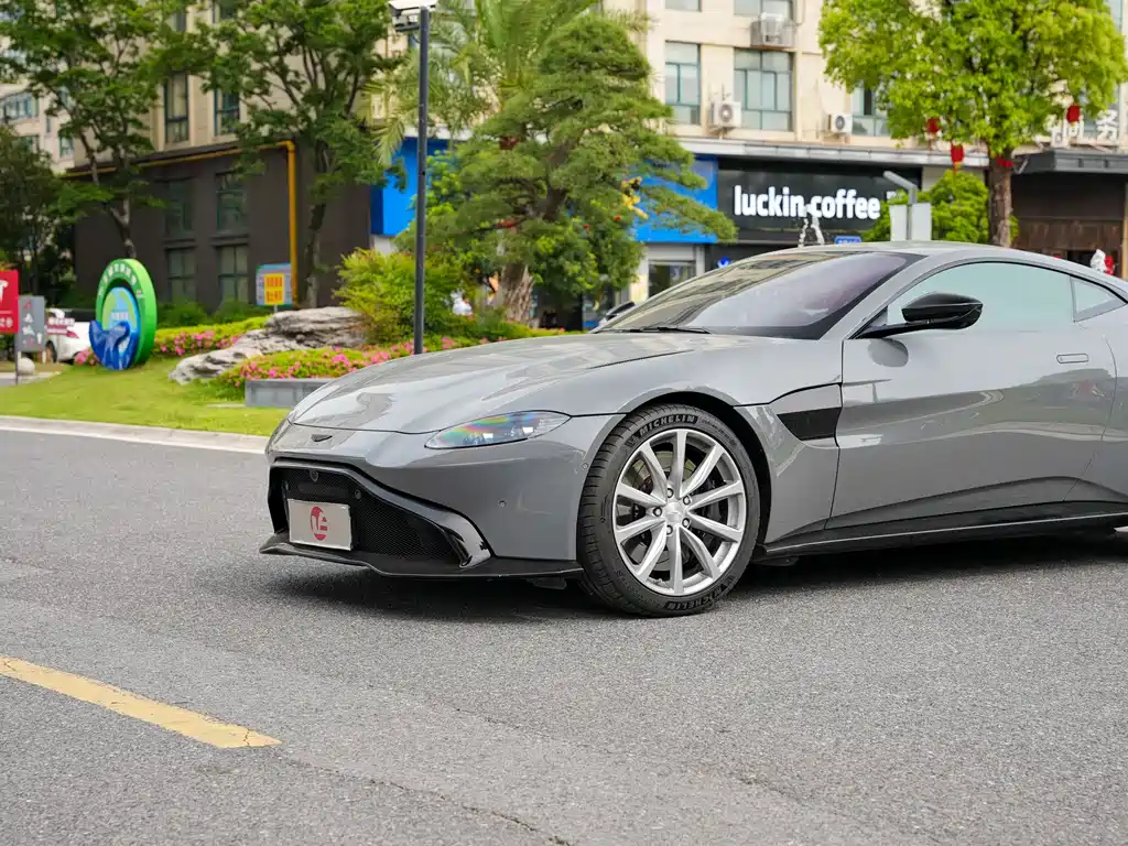 Aston Martin V8 Vantage 2021 — фото 10