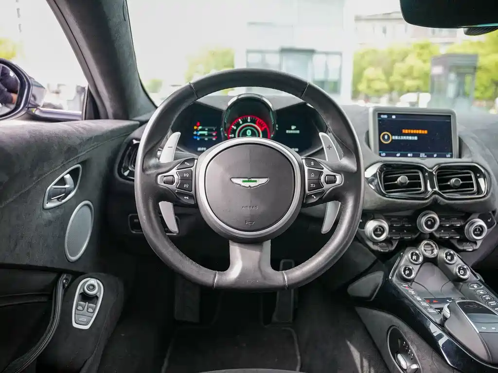 Aston Martin V8 Vantage 2021 — фото 18
