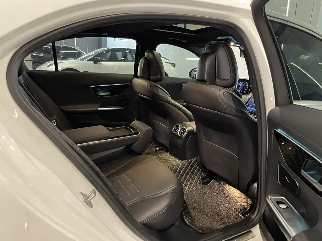 Mercedes-Benz C-Class 2023 — фото 8