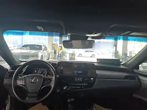 Lexus ES 2022