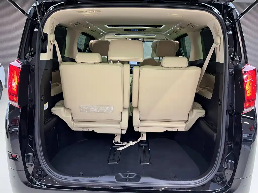 Toyota Alphard 2023 — фото 17