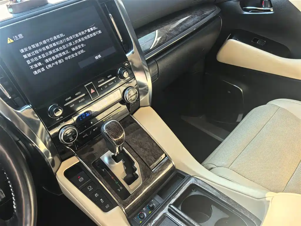 Toyota Alphard 2022 — фото 8