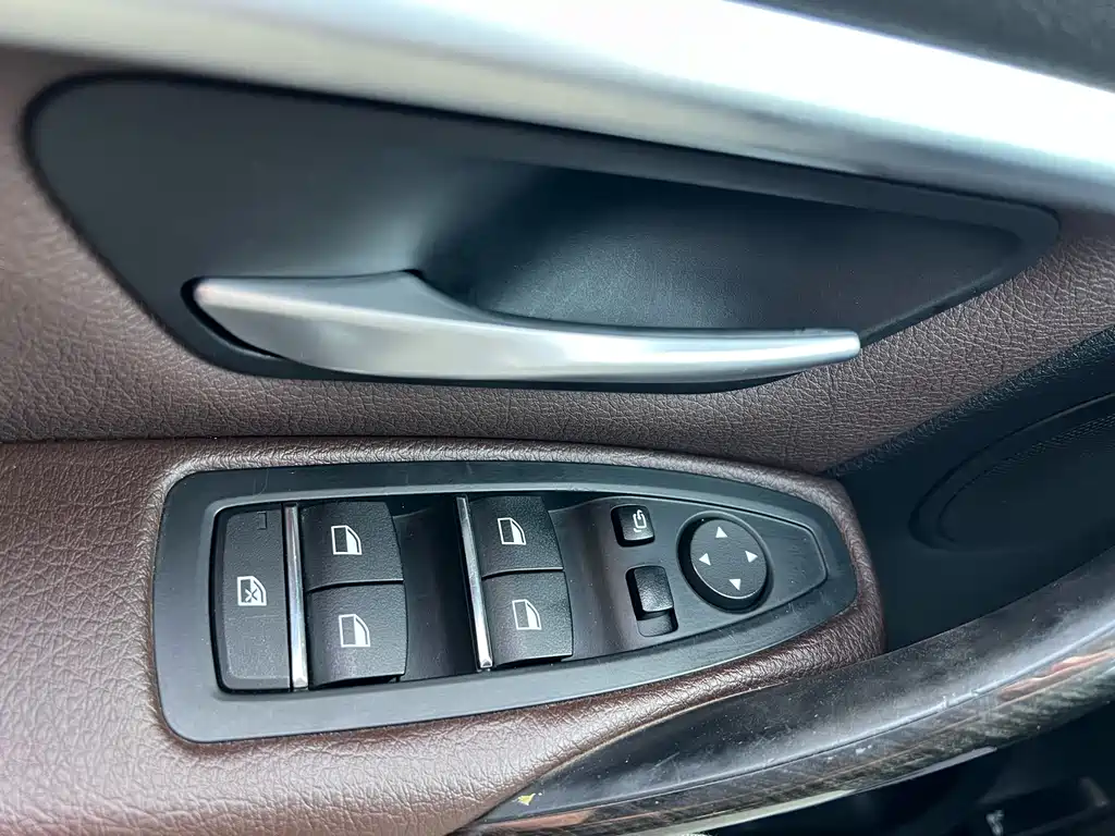BMW 3 Series 2018 — фото 18