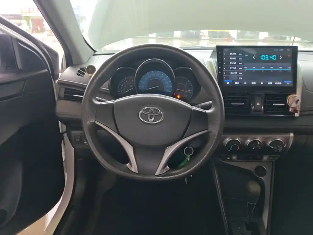 Toyota Yaris L 2016 — фото 11