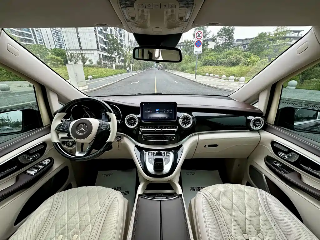Mercedes-Benz V-Class 2020 — фото 12