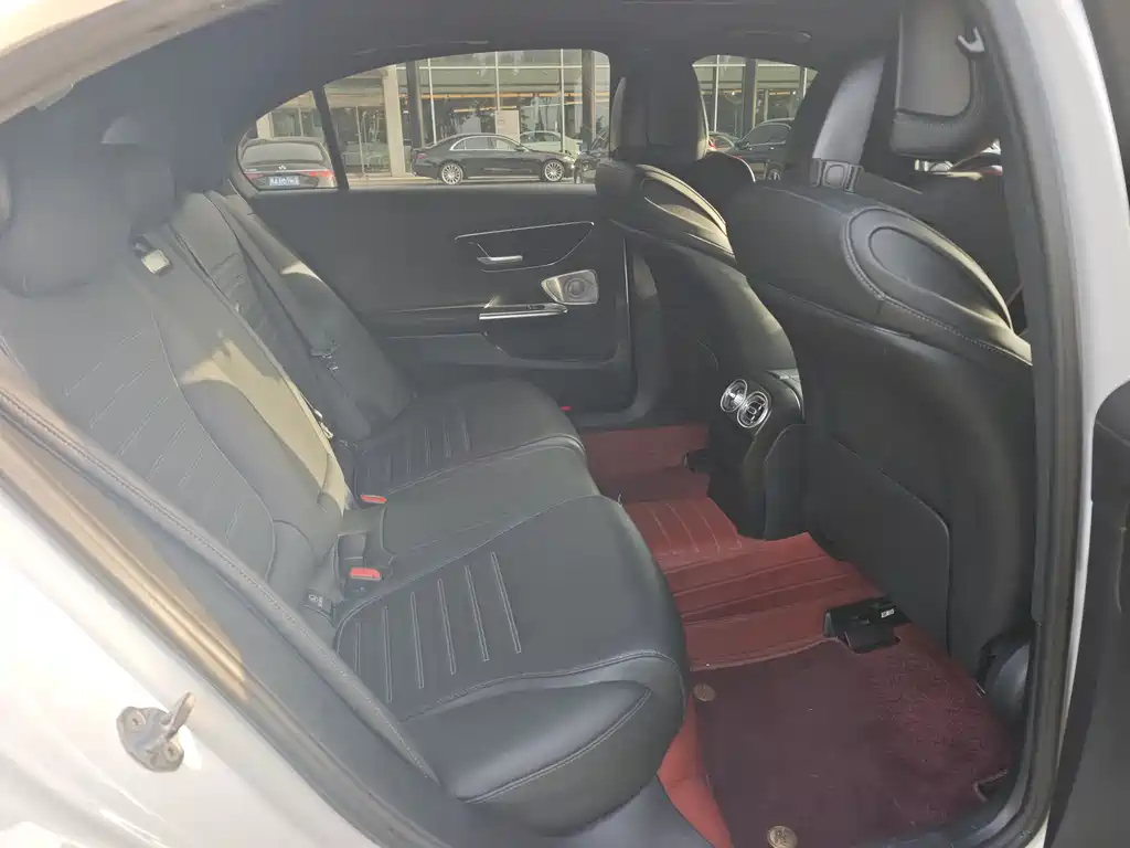 Mercedes-Benz C-Class 2023 — фото 19
