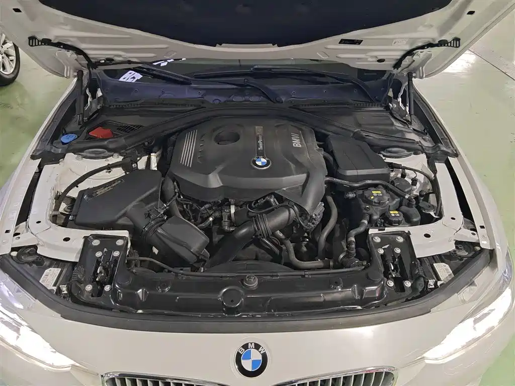 BMW 3 Series 2018 — фото 10