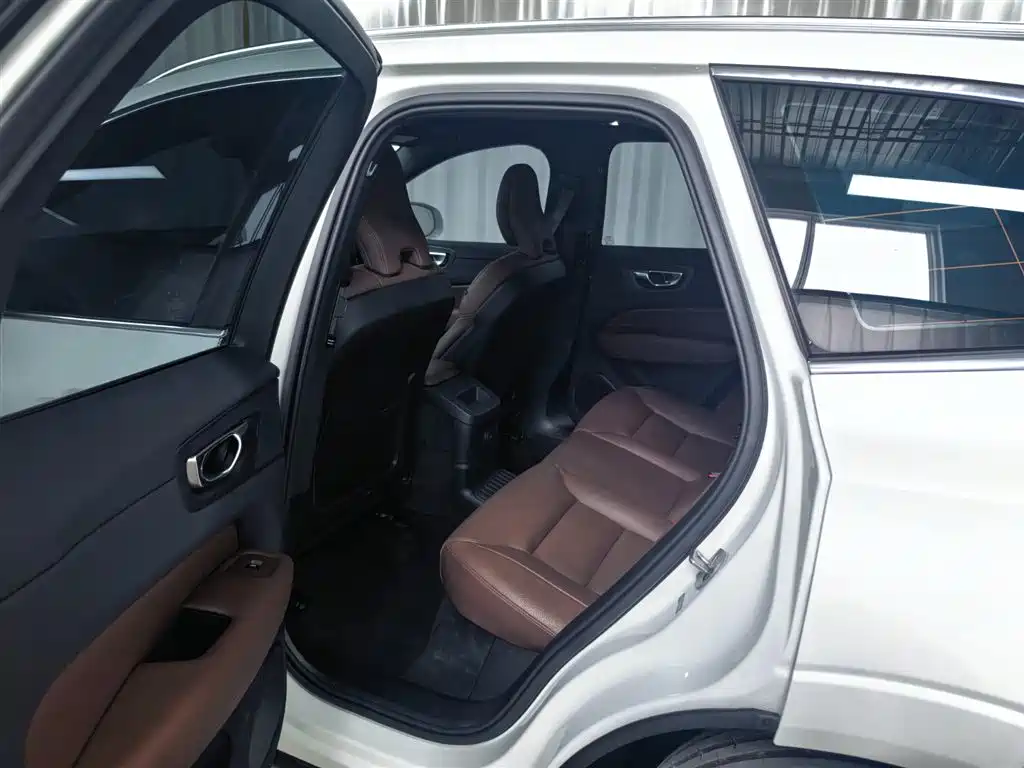 Volvo XC60 PHEV 2025 — фото 12
