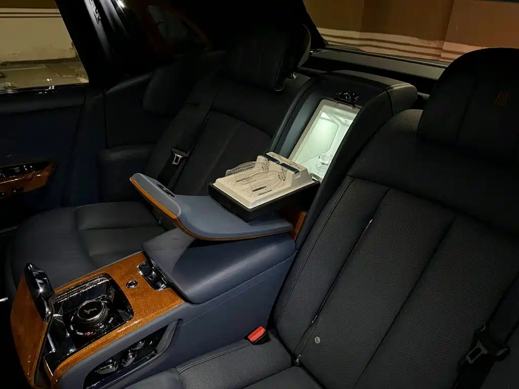 Rolls-Royce Phantom 2020 — фото 11