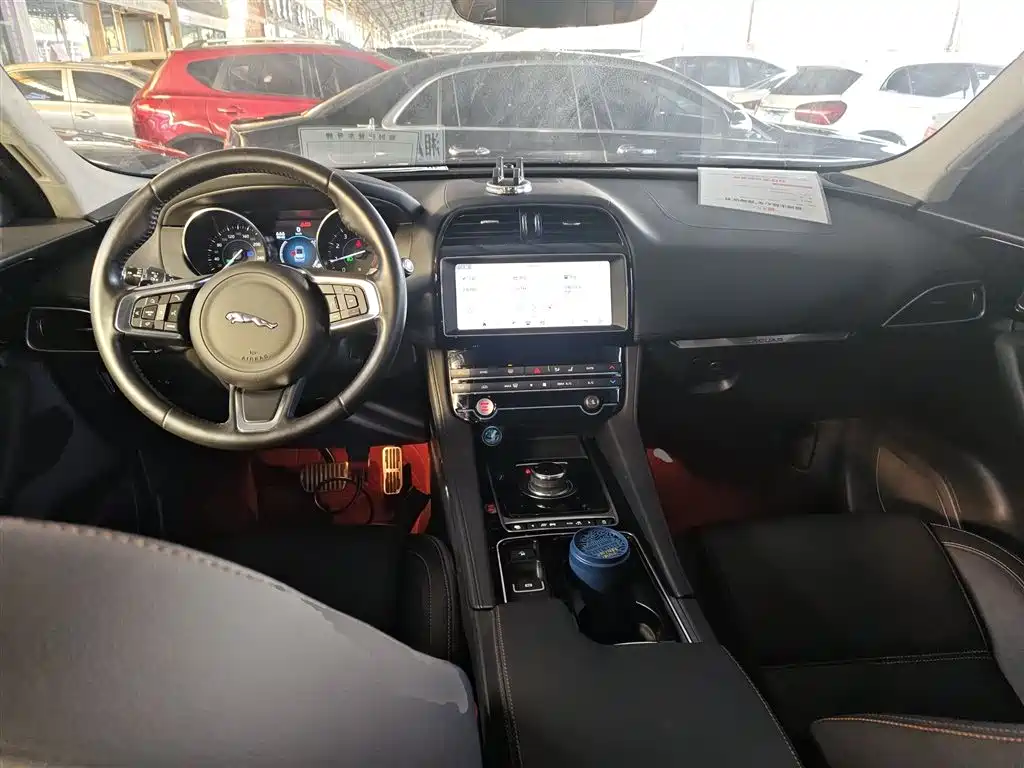 Jaguar F-PACE 2019 — фото 12